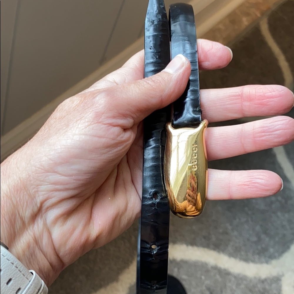 A Gucci leather skinny belt.